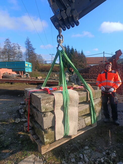 Restaurování křížové cesty v Javoru: lepení a staré nápisy 