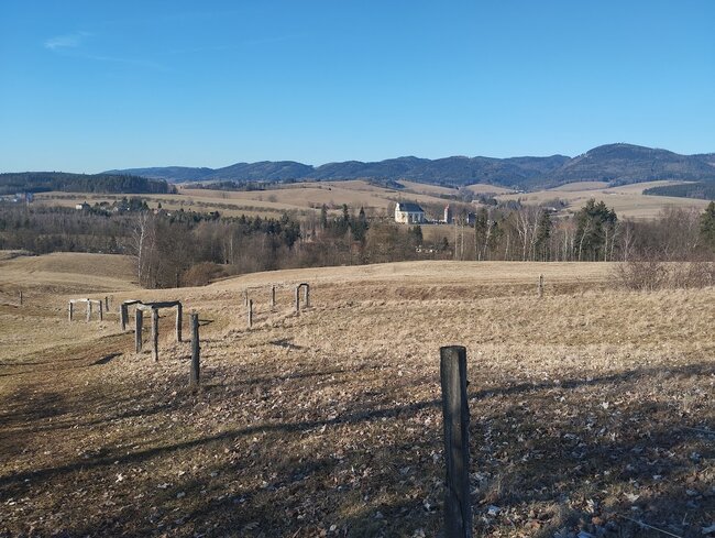 Autem až k Laudonově kapli. Hloupý nápad poškodil cestu i okolní pozemky