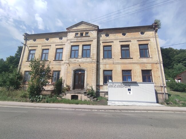 Nový AlzaBox v Teplicích nad Metují budí kritiku. Lidem vadí vzhled i dopravní rizika