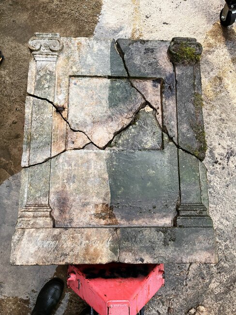 Restaurování křížové cesty v Javoru: lepení a staré nápisy 