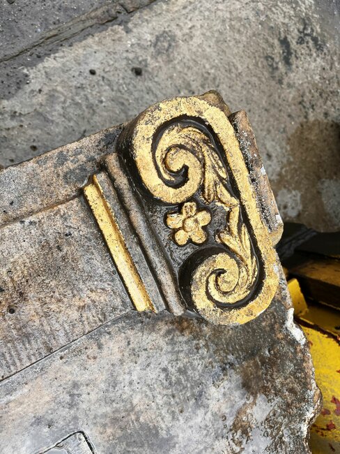 Restaurování křížové cesty v Javoru: lepení a staré nápisy 