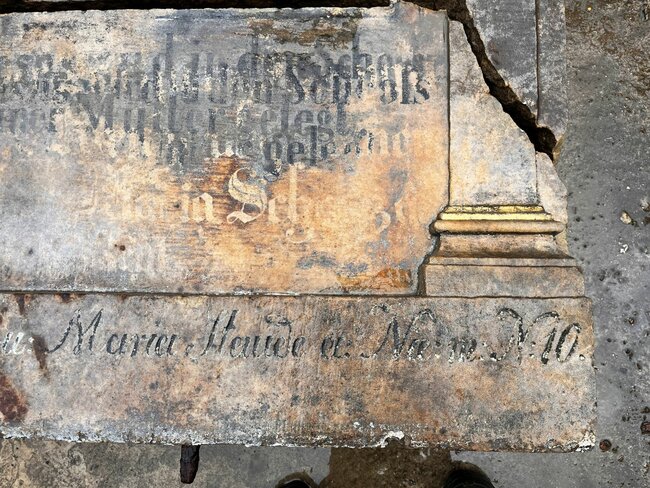 Restaurování křížové cesty v Javoru: lepení a staré nápisy 