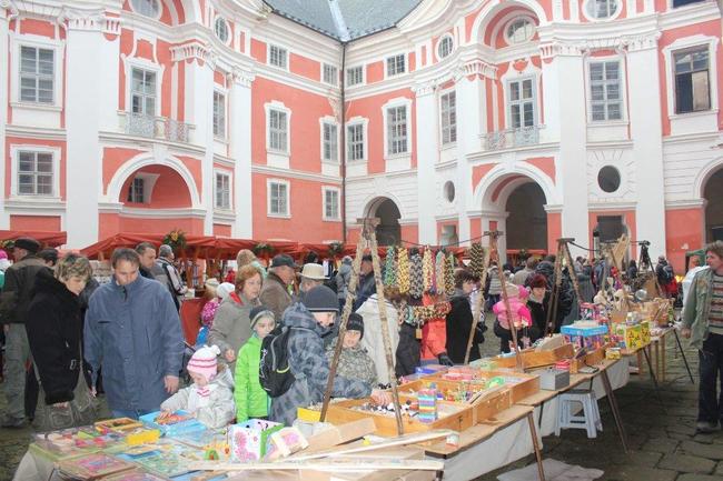 Broumovský klášter v neděli ožije Adventním trhem 