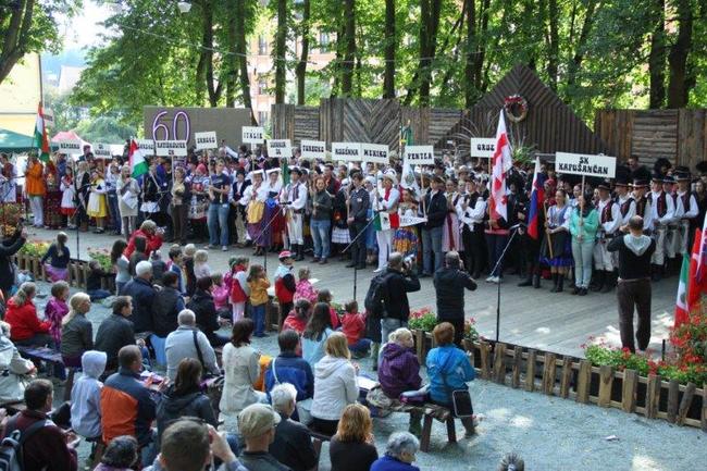 Světové folklorní soubory nečekaně překvapí Hronov, Náchod a Ratibořice 