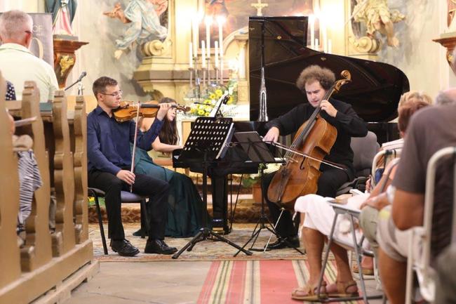 Rakouské Accio Piano Trio zazářilo na festivalu Za poklady Broumovska