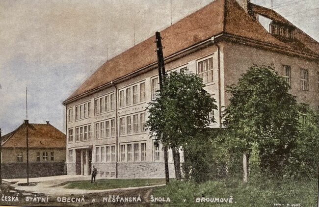 Výstava o historii první české školy v Broumově připomíná výročí 95. let její existence