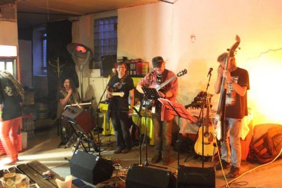 První undergroundový klub na Broumovsku je po rekonstrukci. Zdobí ho originální železné doplňky