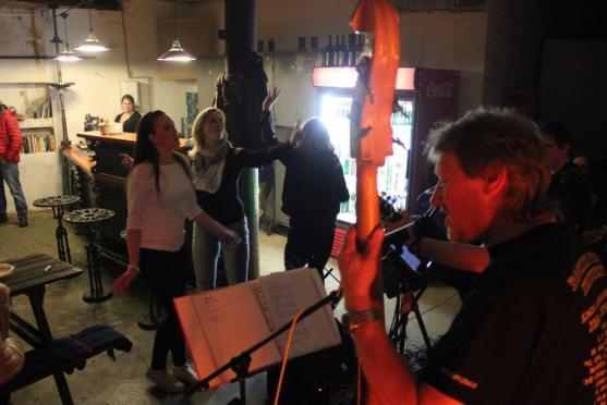 První undergroundový klub na Broumovsku je po rekonstrukci. Zdobí ho originální železné doplňky