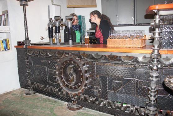 První undergroundový klub na Broumovsku je po rekonstrukci. Zdobí ho originální železné doplňky