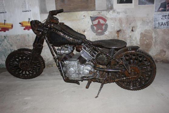 První undergroundový klub na Broumovsku je po rekonstrukci. Zdobí ho originální železné doplňky