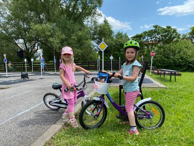 Vernéřovice zasypaly dopravní značky a vyrostl i kruhový objezd!
