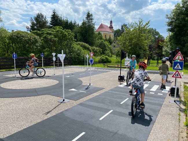 Vernéřovice zasypaly dopravní značky a vyrostl i kruhový objezd!