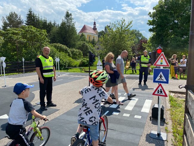 Vernéřovice zasypaly dopravní značky a vyrostl i kruhový objezd!