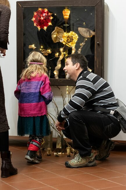 Představuji si, že podhoubí v temnotě pod zemí září