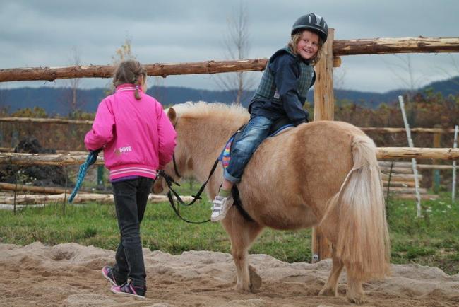 Podzimní prázdniny strávily děti na koních v hejtmánkovické jízdárně