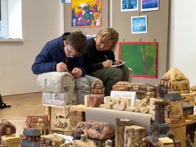 Žáci výtvarného oboru ZUŠ vystavují v Zeleném domečku