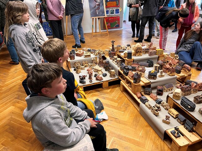 Žáci výtvarného oboru ZUŠ vystavují v Zeleném domečku