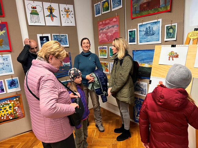 Žáci výtvarného oboru ZUŠ vystavují v Zeleném domečku