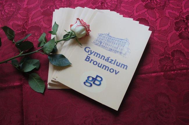 Absolventi Gymnázia Broumov převzali maturitní vysvědčení