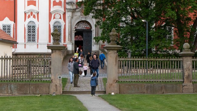 Večerní klášter hostil návštěvníky