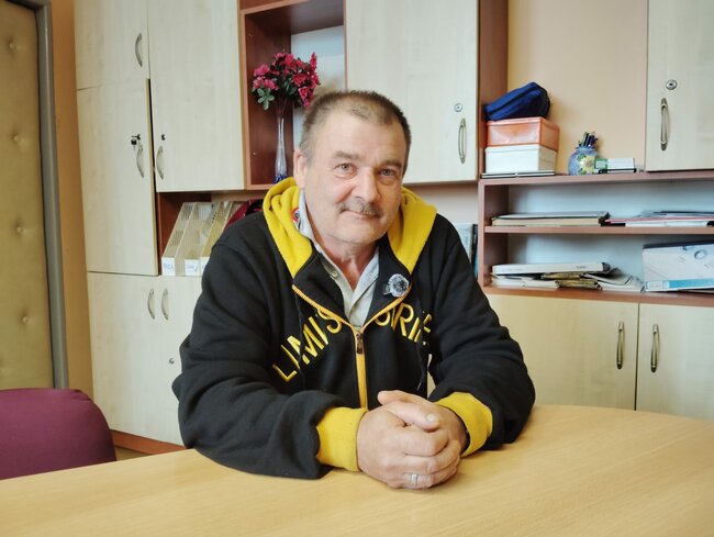 Přispívá k recyklaci nepotřebného textilu. „Kdybych neměl práci, tak se tady zblázním,“ říká Jiří Dyntar.