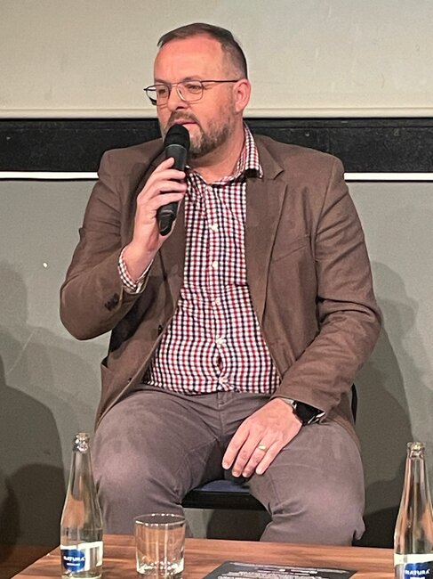 Veřejné diskuse by se měly konat pravidelně, shodli se návštěvníci debaty Hlasy Broumovska