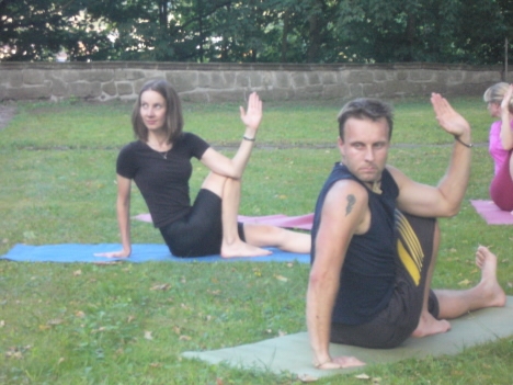 Jóga v broumovské klášterní Zahradě 