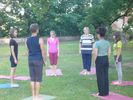 Jóga v broumovské klášterní Zahradě 