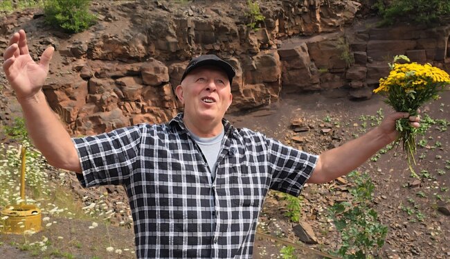 „Nebuďte smutní, buďte happy,“ vzkazuje Broumovákům Jaroslav Joudal