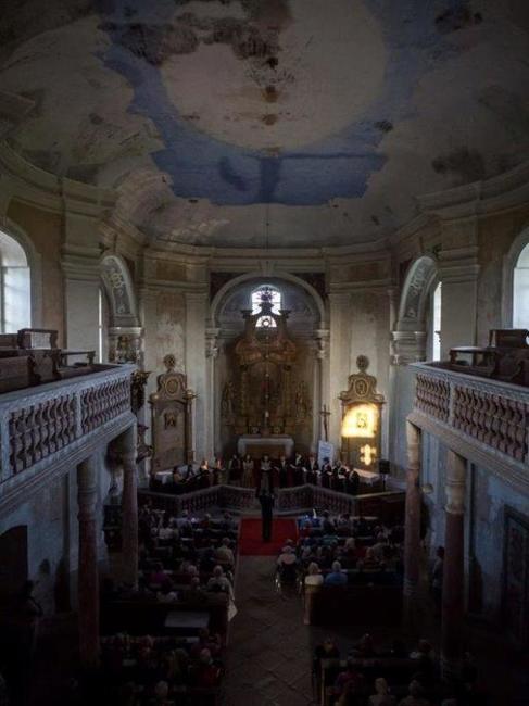 Předposlední koncert festivalu Za poklady Broumovska přivezl Martinů Voices