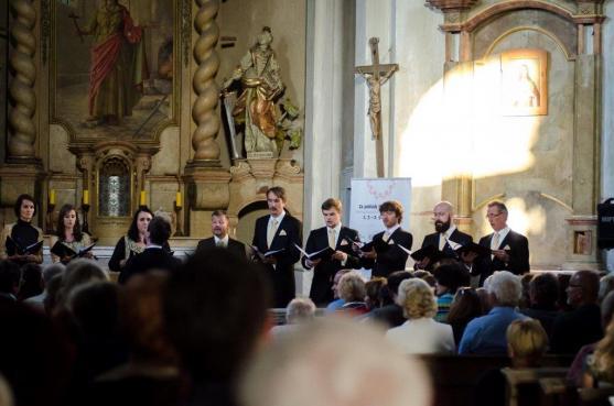 Předposlední koncert festivalu Za poklady Broumovska přivezl Martinů Voices