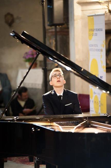 Laureáti Mezinárodní soutěže Broumovská klávesa zahráli v rámci festivalu Za poklady Broumovska v Martínkovicích