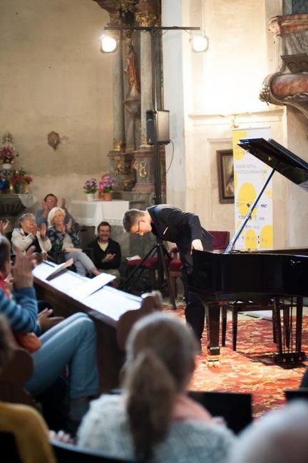 Laureáti Mezinárodní soutěže Broumovská klávesa zahráli v rámci festivalu Za poklady Broumovska v Martínkovicích