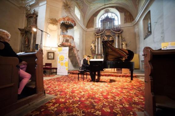 Laureáti Mezinárodní soutěže Broumovská klávesa zahráli v rámci festivalu Za poklady Broumovska v Martínkovicích