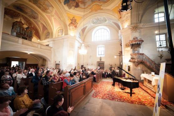 Laureáti Mezinárodní soutěže Broumovská klávesa zahráli v rámci festivalu Za poklady Broumovska v Martínkovicích