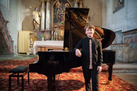 Laureáti Mezinárodní soutěže Broumovská klávesa zahráli v rámci festivalu Za poklady Broumovska v Martínkovicích