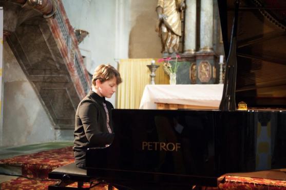 Laureáti Mezinárodní soutěže Broumovská klávesa zahráli v rámci festivalu Za poklady Broumovska v Martínkovicích