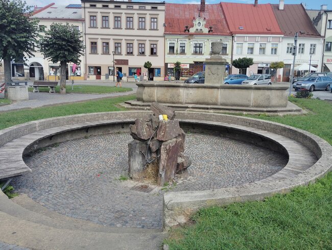 Prameník Julinka na polickém náměstí neteče. Na vině jsou klimatické změny