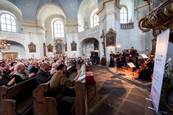 Božanovský kostel se rozezněl zahajovacím koncertem festivalu Za poklady Broumovska