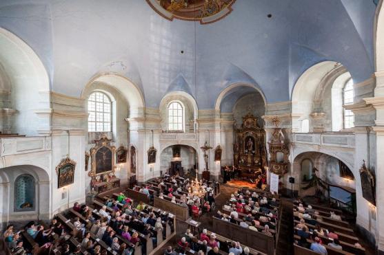 Božanovský kostel se rozezněl zahajovacím koncertem festivalu Za poklady Broumovska