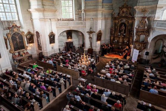 Božanovský kostel se rozezněl zahajovacím koncertem festivalu Za poklady Broumovska
