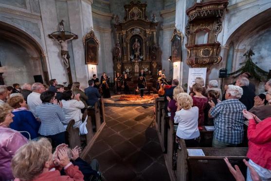 Božanovský kostel se rozezněl zahajovacím koncertem festivalu Za poklady Broumovska
