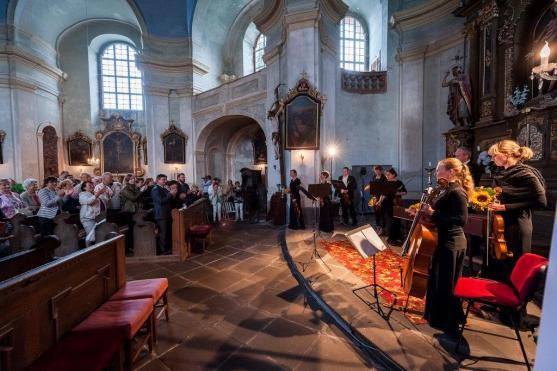 Božanovský kostel se rozezněl zahajovacím koncertem festivalu Za poklady Broumovska