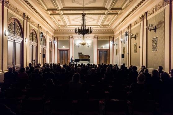 Laureáti Broumovské klávesy vystoupili v Sukově síni pražského Rudolfina