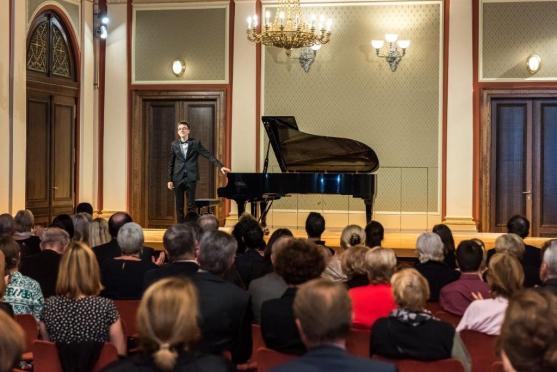 Laureáti Broumovské klávesy vystoupili v Sukově síni pražského Rudolfina