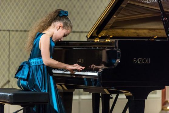 Laureáti Broumovské klávesy vystoupili v Sukově síni pražského Rudolfina