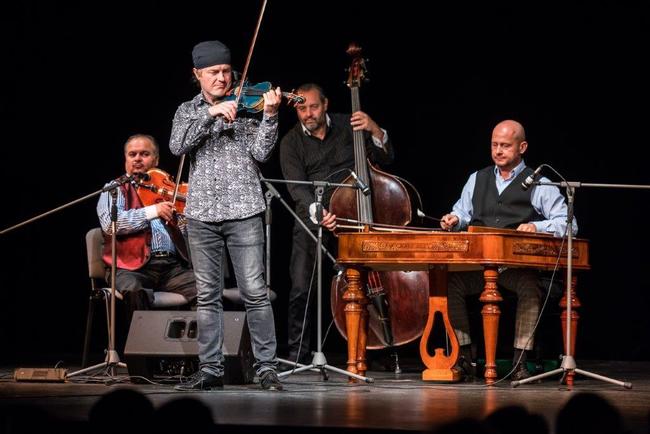Festival Za poklady Broumovska uzavřel koncert Pavla Šporcla a Gipsy Way Ensemble 