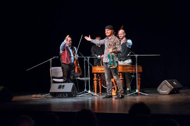 Festival Za poklady Broumovska uzavřel koncert Pavla Šporcla a Gipsy Way Ensemble 