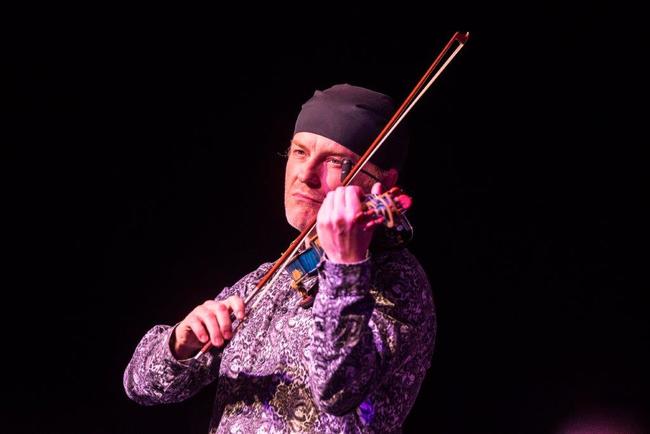 Festival Za poklady Broumovska uzavřel koncert Pavla Šporcla a Gipsy Way Ensemble 