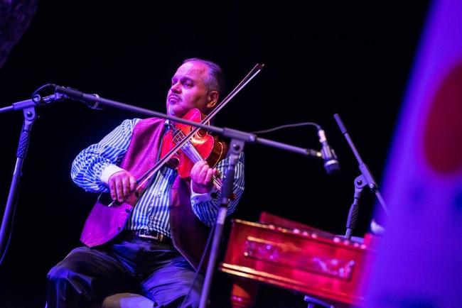 Festival Za poklady Broumovska uzavřel koncert Pavla Šporcla a Gipsy Way Ensemble 